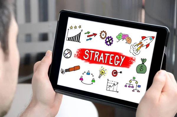 Man Met Een Tablet Met Business Strategy Concept — Stockfoto