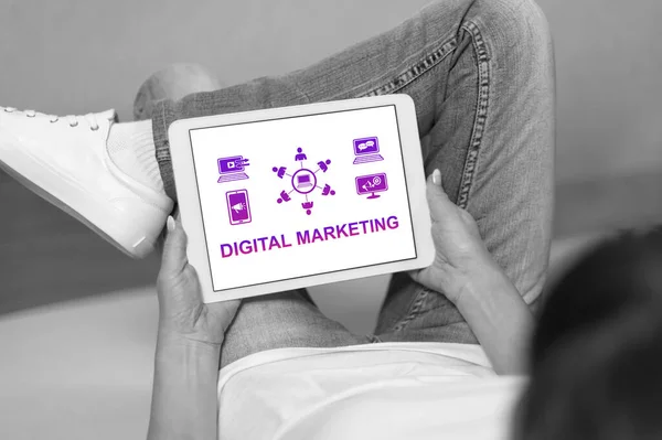 Donna Guardando Concetto Marketing Digitale Tablet — Foto Stock