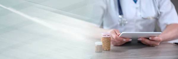 Médecin Féminin Utilisant Une Tablette Numérique Sur Lieu Travail Bannière — Photo