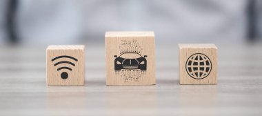 Akıllı araba kavramının sembolü olan tahta bloklar