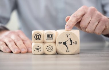 Çevrimiçi reklam konsepti sembollü tahta bloklar