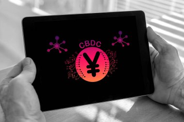Cbdc kavramlı bir tablet tutan erkek eller