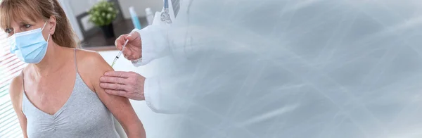 Γιατρός Που Κάνει Την Ένεση Εμβολίου Γυναίκα Ασθενή Στο Ιατρικό — Φωτογραφία Αρχείου