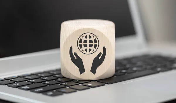 Houten Blok Met Symbool Van Ecologie Concept Laptop Toetsenbord — Stockfoto