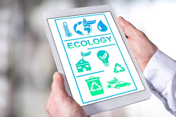 Hombre Sosteniendo Una Tableta Mostrando Concepto Ecología — Foto de Stock