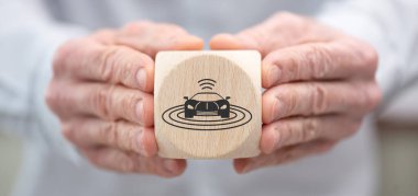 Otonom araba konseptinin sembolü olan ahşap bir küp.