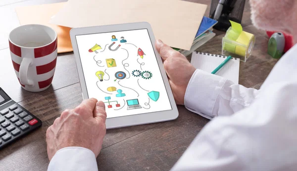 Zakelijke Strategie Concept Getoond Een Tablet Gehouden Door Een Man — Stockfoto