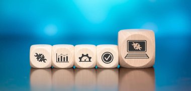 Mavi arka planda sistem bakım kavramının sembolü olan tahta bloklar