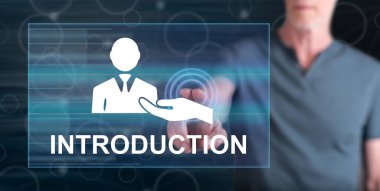 Adam dokunmatik ekranda bir tanıtım konseptine parmağıyla dokunuyor.