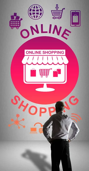 壁に描かれたオンラインショッピングの概念を見てビジネスマン — ストック写真
