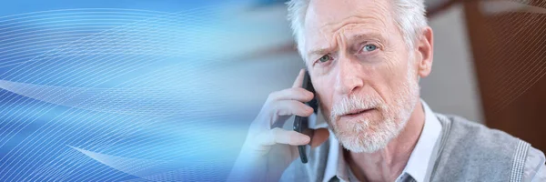 Portret Starszego Biznesmena Rozmawiającego Przez Telefon Komórkowy Baner Panoramiczny — Zdjęcie stockowe