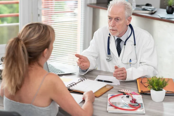 Médecin Principal Discutant Avec Une Patiente Dans Cabinet Médical — Photo
