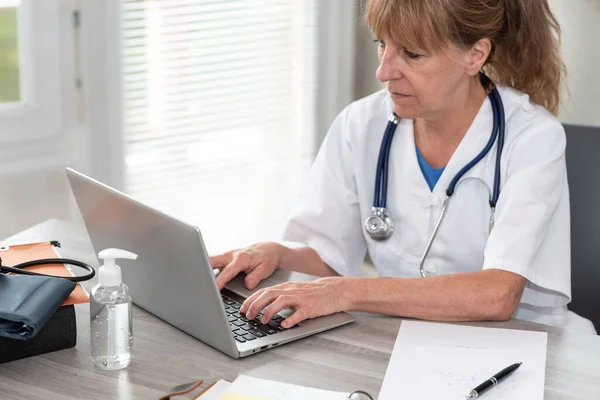 Female Doctor Using Laptop Medical Office — Stock Photo, Image