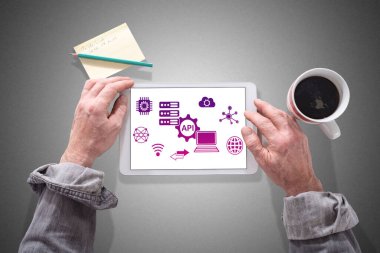 Api kavramını gösteren bir tablet kullanan erkek eller