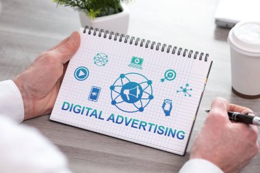 Dijital reklam konsepti olan bir not defteri.