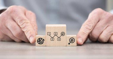 Eylem planının sembolü olan tahta bloklar