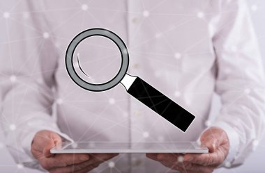 Arka planda bir adam tarafından düzenlenen bir tablet üzerinde araştırma kavramı