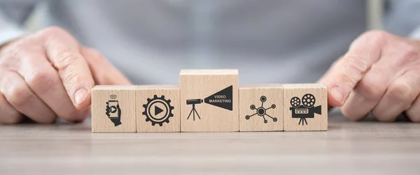 ビデオマーケティングの概念のシンボルと木製のブロック — ストック写真