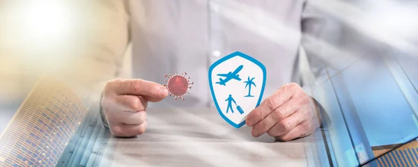 旅行のシンボルを持つウイルスや盾を持つ男 旅行時の予防とウイルス保護の概念 複数の露出 — ストック写真