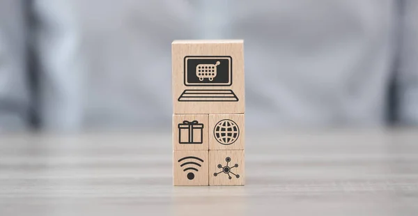 オンラインショッピングの概念の象徴と木製のブロック — ストック写真