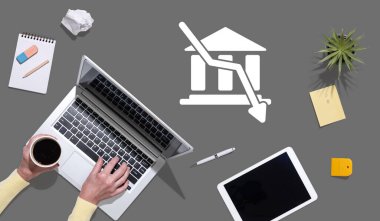 İflas sembollü dizüstü bilgisayar kullanan üst düzey eller