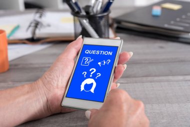 Soru konsepti olan akıllı telefonu tutan bir kadın.