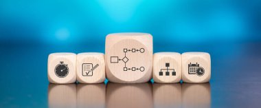 Mavi arkaplanda iş akışı kavramının sembolü olan tahta bloklar