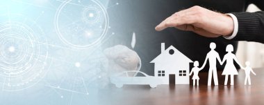 Sigorta şirketi bir aileyi, evi ve arabayı elleriyle koruyor; panoramik pankart