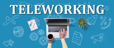 Karalama simgeleri arka planında dizüstü bilgisayar kullanarak ellerin üst görünümüne sahip tele çalışma kavramı