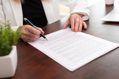 İş kadını ofiste belge okuyup kontrol ediyor (Lorem ipsum metni kullanıldı)