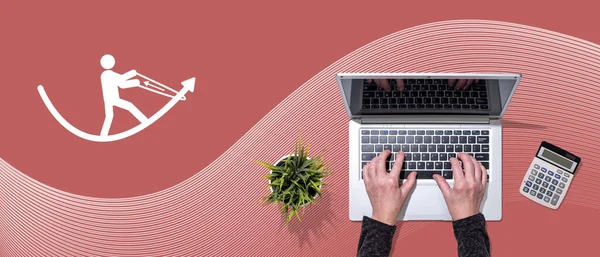 Kriz yönetimi kavramının sembolü olan dizüstü bilgisayar kullanan ellerin üst görünümü