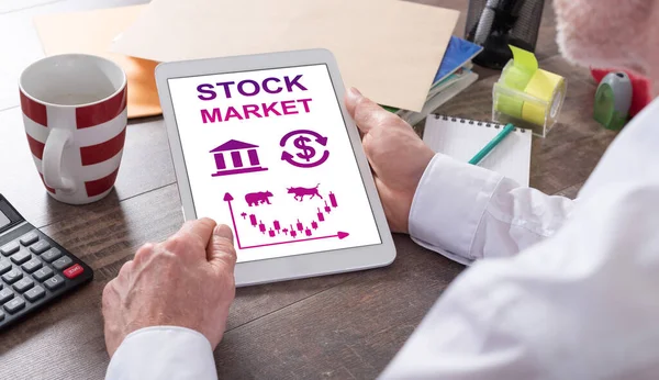 男性が保有するタブレット上に表示される株式市場の概念 — ストック写真