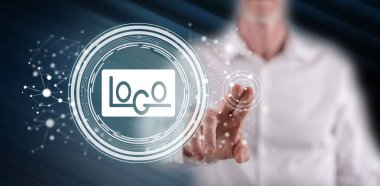 Adam dokunmatik ekranda marka stratejisi kavramına parmağıyla dokunuyor.