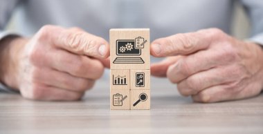 Yazılım testi kavramının sembolü olan tahta bloklar