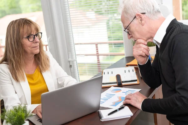 Två Mogna Företag Personer Arbeta Tillsammans Office — Stockfoto