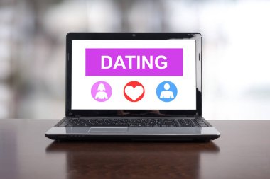 Online Arkadaşlık kavramı bir laptop ekranında