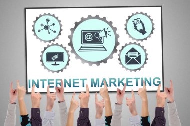 Birkaç parmağın işaret ettiği beyaz tahta üzerinde internet pazarlama kavramı