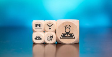 Mavi arkaplanda vpn konsepti sembolü olan tahta bloklar