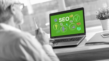Bir seo konseptini gösteren dizüstü bilgisayar