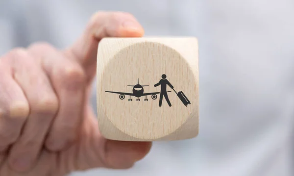 Kézben Tartva Egy Fából Készült Kocka Szimbóluma Nyaralás Koncepció — Stock Fotó