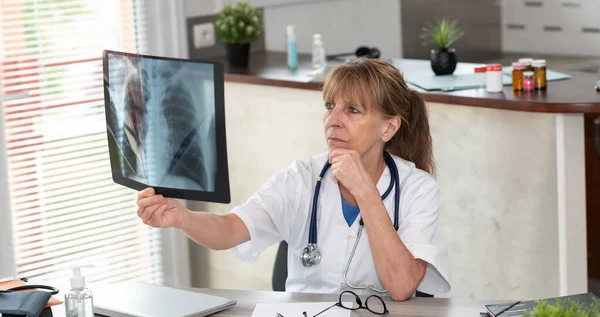 Γυναίκα Γιατρός Που Εξετάζει Ακτινογραφία Στο Ιατρικό Γραφείο — Φωτογραφία Αρχείου