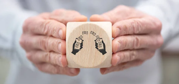 Ręcznie Trzymając Drewnianą Kostkę Symbolem Koncepcji Przelewu Pieniędzy — Zdjęcie stockowe