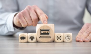 Podcast konsepti sembollü tahta bloklar