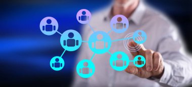 Adam dokunmatik ekranda sosyal ağ konseptine parmağıyla dokunuyor.