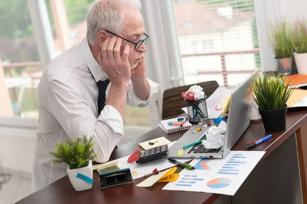 Hombre Negocios Con Exceso Trabajo Sentado Escritorio Desordenado — Foto de Stock