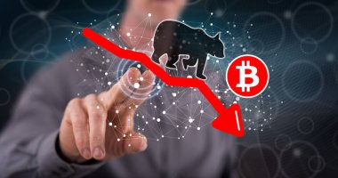 Dokunmatik ekranda bir bitcoin 'e dokunan adam ayı eğilimi kavramına parmağıyla dokunuyor