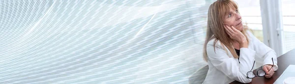 Портрет Вдумливої Зрілої Бізнес Леді Офісі Панорамний Банер — стокове фото