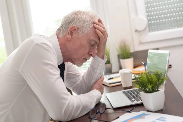 Gestresster Geschäftsmann Sitzt Mit Der Hand Auf Der Stirn Büro — Stockfoto