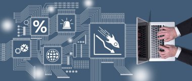 Kriz konsepti sembollü dizüstü bilgisayar kullanan ellerin üst görünümü