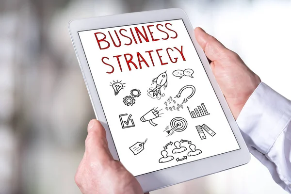 Mężczyzna Trzymający Tablet Pokazujący Koncepcję Strategii Biznesowej — Zdjęcie stockowe
